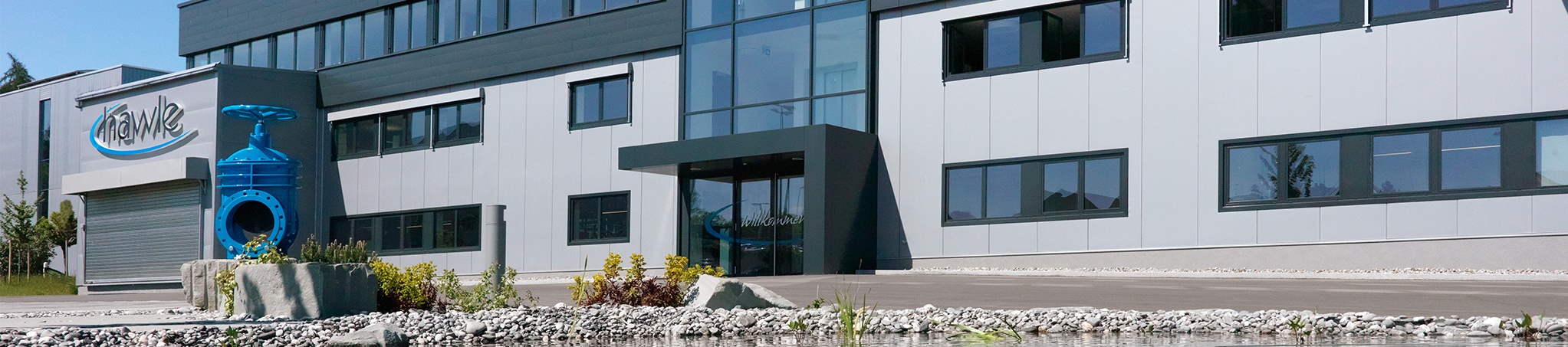 Bildaufnahme des Eingangs der Firma Hawle Armaturen AG in Sirnach, Thurgau als Headerbild für die Website