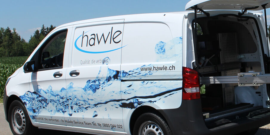 Aufnahme eines Service-Wagens der Firma Hawle mit offener Heckklappe
